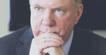 市長被爆曾性虐養子 議員要求其提前下野