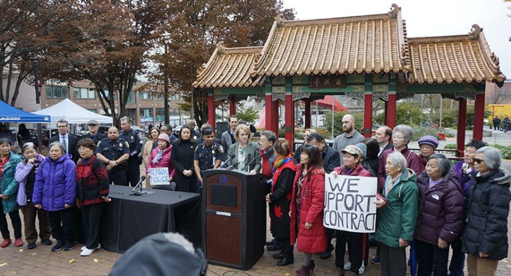 華人踴躍出席支持警察加薪聽會 市長親臨華埠致謝