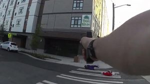 華埠國際區女子持槍 遭警方擊中 相關部門展開調查