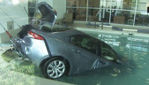 私家車主錯將油門當剎車 撞碎玻璃門 衝入健身房泳池