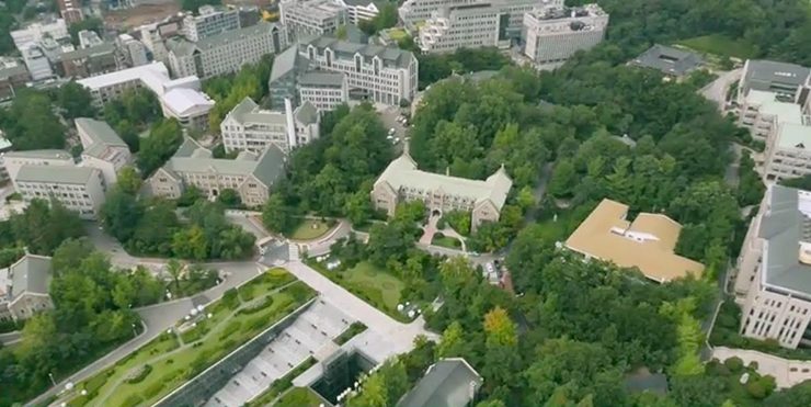 世界上最大的女子大學校友及其校長在西雅圖團聚