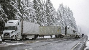 雙重暴風雪接連席捲西市 駕駛人被困高速 數萬居民停電